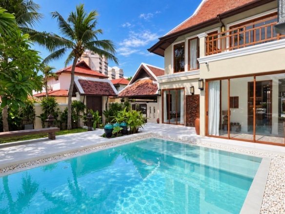 พูลวิลล่าหรูสไตล์ไทย-บาหลีในหมู่บ้านธาบาลี พัทยา | บ้าน 5 ห้องนอน ใกล้หาดจอมเทียน